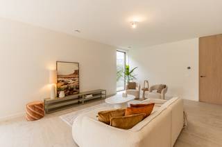 Ruime HOB nieuwbouwwoning met 3 slaapkamers ,  luxueus afgewerkt .<br /><br />Indeling : Inkomhal , apart toilet , berging , woonkamer met open keuken , terras en tuin . <br />Verdiep : 3 ruime slaapkamers waarvan 1 met dressing , badkamer met bad en douche  , apart toilet , berging . <br /><br />Oprit met inpandige carport . <br />Tuin aangelegd + terras voorzien .<br />Vloerverwarming + warmtepomp .<br />11 Zonnepanelen voorzien . <br />Garage/tuinberging bereikbaar via achtergelegen straat .<br />Pre-airco installatie .<br />Woning is volledig geschilderd .<br /><br />Maak snel een afspraak om deze unieke woning te bezoeken . <br /><br /> 