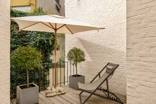 <p><strong>Statig herenhuis met praktijkruimte op toplocatie in Antwerpen</strong></p>
<p>Gelegen in de Anselmostraat, op een <strong>toplocatie in Antwerpen</strong>, bevindt dit karaktervolle herenhuis zich op wandelafstand van tal van winkels, horeca en culturele hotspots, met een uitstekende bereikbaarheid.</p>
<p>De <strong>imposante, statige gevel</strong> straalt klasse en authenticiteit uit en zet meteen de toon voor dit unieke eigendom.</p>
<p>Met een bewoonbare oppervlakte van ca. <strong>400 m²</strong> biedt dit herenhuis tal van mogelijkheden. Op het gelijkvloers bevindt zich een voormalige tandartspraktijk, ideaal voor een combinatie van wonen en werken of voor een vrij beroep.</p>
<p>De <strong>eerste verdieping</strong> omvat een lichtrijke leefruimte, keuken en eetkamer, aangevuld met een polyvalente ruimte achteraan en toegang tot het <strong>terras van 10 m²</strong>. Daarnaast is er een <strong>stadstuin van 17 m²</strong>.</p>
<p>Op de bovenverdiepingen bevinden zich <strong>3 slaapkamers</strong> en een <strong>ruime badkamer</strong>.</p>
<p>Extra troef: het pand is <strong>volledig onderkelderd en droog</strong>, ideaal voor stockage of bijkomende invulling.</p>
<p>Een veelzijdig en charmant herenhuis met tal van mogelijkheden op een uitstekende locatie!</p>