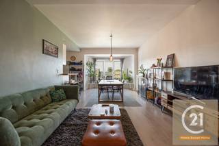 <p>Ontdek dit charmante en instapklare éénslaapkamerappartement op een topligging in het centrum van Vilvoorde. Dankzij de centrale ligging geniet u van alle dagelijkse voorzieningen op wandelafstand, terwijl u toch in alle comfort woont in een aangename woonomgeving.<span></span></p>
<p>Het appartement beschikt over een lichtrijke leefruimte die een gezellige sfeer uitstraalt en voldoende plaats biedt voor een comfortabele zit- en eetruimte. De praktische keuken sluit mooi aan op de leefruimte en biedt alles wat u nodig heeft voor dagelijks gebruik. Verder beschikt het appartement over een ruime slaapkamer, een verzorgde badkamer en een functionele indeling die optimaal gebruikmaakt van de beschikbare ruimte.</p>
<p>Een absolute troef van deze eigendom is de uitzonderlijke ligging. Twee keer per week vindt de gezellige markt letterlijk voor de deur plaats, waardoor u steeds kunt genieten van verse producten en de levendige sfeer van het stadscentrum. Daarnaast bevindt zich op slechts enkele stappen een ruime openbare parking met meer dan <strong>400 parkeerplaatsen</strong>, waardoor u en uw bezoekers altijd gemakkelijk kunnen parkeren.</p>
<p>Met winkels, restaurants, scholen, openbaar vervoer en het treinstation op wandelafstand is dit appartement de ideale keuze voor alleenstaanden, koppels, starters of investeerders die op zoek zijn naar een uitstekend gelegen eigendom met een sterke verhuurwaarde.</p>
<p>Bent u op zoek naar een comfortabel appartement op een absolute toplocatie in het centrum van Vilvoorde? Dan is dit een unieke opportuniteit die u niet mag missen. Neem vandaag nog contact met ons op voor een bezichtiging.</p>