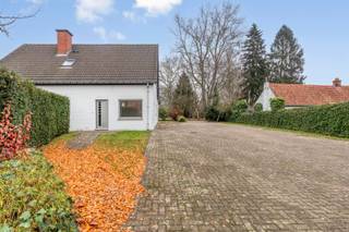 Deze villa met voormalig conferentiecentrum biedt een unieke kans voor wie op zoek is naar ruimte, rust en functionaliteit.Gelegen in het hart van...