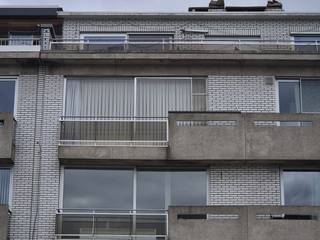 Appartement met 2 terrassen, 2 slaapkamers (waarvan 1 met ingebouwde kast), inkomhal met vestiairekast, aparte wc, living, keuken, bergplaats in kelder, individuele verwarming op gas.<br />Door het grote schuifraam aan de voorkant is er veel lichtinval in de woonkamer en keuken. Aan beide slaapkamers zijn rolluiken voorzien (elektrisch). Opbergkast aan het terras (achterkant).