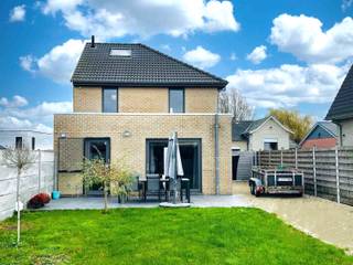ZAT 29/11 BEZOEKDAG OP AFSPRAAK BEL 0488/85.81.84 Deze instapklare halfopen woning uit 2014 ligt in een rustige en landelijke straat in Lierde...
