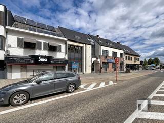 <p><span>AANTREKKELIJK RETAIL PAND IN TESSENDERLO<br />Dit moderne retailpand van 116m² ligt op een strategische locatie in het centrum van Tessenderlo en biedt uitstekende mogelijkheden voor diverse commerciële toepassingen. Het pand beschikt over een professioneel ingerichte binnenruimte met maximale flexibiliteit.<br />KENMERKEN:<br />De voorgevel met grote ramen zorgt voor optimale zichtbaarheid en trekt klanten aan. Het interieur is voorzien van moderne verlichting en een schoon, wit afgewerkt design dat een professionele uitstraling garandeert. De open indeling biedt volledige vrijheid voor uw bedrijfsuitoefening, of u nu een retailzaak, kantoor, of ander commercieel bedrijf wilt exploiteren.<br />HIGHLIGHTS:<br />Goed onderhouden pand met hedendaagse afwerking. Natuurlijke daglicht dankzij raampartijen aan de voorzijde. Praktische ligging in druk bevolkt winkelcentrum. Ideale werkruimte met mogelijkheden voor verdere personalisatie. Moderne LED-verlichting voorzien. Adequate verwarmingssysteem aanwezig.</span></p><p><span>Huurprijs is getrapt:<br /></span><span>1</span><span><sup>ste</sup></span><span> jaar = </span><span>990€/md</span></p><p><span>2</span><span><sup>de</sup></span><span> jaar = </span><span>1.100€/md</span></p><p><span>Vanaf het 3</span><span><sup>de</sup></span><span> jaar is de huur </span><span>1.200€</span></p><p><span>Provisie water: € 25 / maandelijks.<br />Onroerende voorheffing: € 1200 / 1x per jaar.</span></p><p><span>Dit pand is perfect voor ondernemers die een goed gelegen commerciële ruimte zoeken in Tessenderlo. Ideaal voor winkels, kantoren, consultatieruimten of ander commercieel gebruik. Een uitgelezen kans voor de ondernemer die kwaliteit en locatie zoekt. Contacteer ons voor verdere informatie en bezichtiging.</span></p><p><span>Voor een afspraak kan u ons contacteren op het nummer 013/ 31.25.22</span></p>