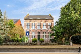 Op top locatie gelegen historisch herenhuis pal in het centrum van Essen op een grond van ca. 2.129m²!Het herenhuis is gebouwd als pastorie in...