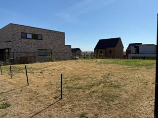 Bouwgrond in verkaveling "De Middelste Kommen" – Hortensialaan, Hoeselt<br /><br />Op zoek naar een bouwgrond waar u volledig vrij bent om uw droomwoning te realiseren? Dan is dit perceel in de verkaveling "De Middelste Kommen" op de Hortensialaan in Hoeselt een uitstekende keuze.<br /><br />Kenmerken van het perceel<br />Het perceel heeft een oppervlakte van 4a63ca (463 m²). Er zijn geen bouwverplichtingen of bouwvoorschriften van toepassing, waardoor u alle vrijheid heeft om de woning naar eigen wens en stijl te ontwerpen — van indeling tot architecturale keuzes.<br /><br />Ligging<br />Deze bouwgrond is gelegen in een heel rustige buurt, ideaal voor wie op zoek is naar rust en ruimte, en toch dicht bij alle voorzieningen van Hoeselt wenst te wonen. Goede verbinding met Bilzen en Tongeren. <br /><br />Interesse of meer info? Neem gerust contact op voor de verkavelingsdocumenten met michiel@vestio.com 0478 30 04 25.