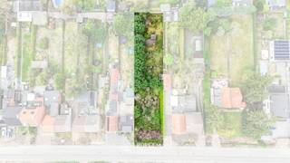 <p><span>Ligging aan het Ertbrandbos<br /></span><span>Dit mooi perceel voor 2 woningen situeert zich in het noordwesten van Kapellen, nabij het Ertbrandbos.<br />Dit natuurgebied van 140ha vormt de ecologische verbinding tussen de bosgebieden van Brasschaat, Kapellen en Kalmthoutse Heide. <br />Het bos is een perfect wandel- en natuurbelevingsgebied.<br />Ook voor het dagelijks leven woon je hier goed: winkels op enkele honderden meters, het centrum van Kapellen op zo'n 3 km. <br />Daarbij ben je vlot verbonden via de A12 en het station.<br />Kapellen is een gemeente die als residentieel en waardevast bekend staat.<br /><br /></span><span>Bouwgrond voor 2 woningen met uitzonderlijk diepe tuin<br /></span><span>Twee bouwpercelen op een terrein van ca. 930m², 15m breed en 62,50m diep, goed voor twee eengezinswoning met elk 6 meter voorgevelbreedte:<br />Lot 1 - gesloten bebouwing, aansluitend op de bestaande woning links (nr. 63)<br />Lot 2 - halfopen bebouwing, met 3 meter vrije zijstrook rechts<br /><br />Wat dit terrein onderscheidt is niet de breedte, maar de diepte: 62,50 meter. <br />Na de woning en het terras blijft er een uitzonderlijk lange tuinstrook over, met bestaande knotwilgen en hazelaars achteraan. <br /><br />Beide loten zijn afzonderlijk of samen te koop</span></p>