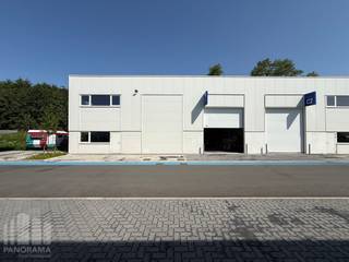 KMO-unit met een oppervlakte van 258 m² te koop op een strategische ligging. De site is uitstekend bereikbaar, vlakbij de Brugsevaart (N9) en op slechts 3 km van de R4 met vlotte verbindingen richting de E40 &amp; de E34. Hierdoor is er een vlotte ontsluiting richting Gent, Antwerpen, Brussel en de kust. <br /><br />De KMO-unit van 205 m² heeft een vrije hoogte van 6 meter en is voorzien van een lichtstraat met rookluik, een polybetonvloer en een regenwaterput van 5.000 liter. Het magazijn is toegankelijke via een automatische sectionale poort en een afzonderlijke toegangsdeur. In de loods bevindt zich bovendien een mezzanine van 53 m², ideaal voor het inrichten van een kantoor of als extra stockage. Tevens zijn er 4 parkeerplaatsen aanwezig. Verkoop onder stelsel van BTW.<br /><br />Contacteer PANORAMA B2B voor bijkomende (technische) inlichtingen, plannen of een vrijblijvend plaatsbezoek 0477 02 09 02.