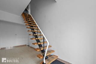 Dit appartement op de eerste verdieping, is zeer goed gelegen aan de rand van Stekene, met een vlotte verbinding naar de E34. Zeer interessant...