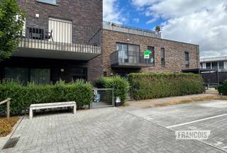 Dit prachtig appartement maakt deel uit van het woonerf "Noordvesten" en bevindt zich middenin het stadscentrum. Het pittoreske begijnhof, de jachthaven Portus Dixmuda en de Grote Markt liggen vlakbij. <br /><br />Het pand omvat een lichtrijke leefruimte met open keuken (voorzien van elektrische apparatuur van het merk AEG), een praktische berging met wasplaats en diepvriezer, 2 slaapkamers, een badkamer (ingericht met inloopdouche en wastafel) en een zuidgericht terras vooraan. Tevens is er een parkeerplaats aanwezig en een gemeenschappelijke, aangelegde tuin. <br /><br />Het appartement is uitermate goed geïsoleerd en beschikt over centrale verwarming op aardgas en dubbele beglazing. <br /><br />Vanuit deze eigendom kijkt u vooraan uit op de Handzamevaart en achteraan geniet u van het panoramische zicht van het platteland. Kortom landelijk wonen midden in de stad! <br /><br />Beschikbaar vanaf: 01/11/2026.<br /><br />Gemeenschappelijke kosten: €60/maand.<br /><br />