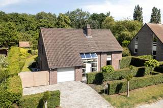 <h2><strong>Instapklare parel met paradijselijke parktuin te Diegem</strong></h2><p>Zo’n tien jaar geleden werd deze woonst grondig gerenoveerd: energetisch, praktisch, ecologisch en esthetisch. Een unieke combinatie om van te dromen, en jij kan er in wonen. Gelegen in een rustige doodlopende straat, met bijgevolg meer vrijheid én veiligheid. De ruime oprit biedt plaats aan meerdere wagens en leidt je naar de stijlvolle woning. De vooraan gelegen ramen verklappen bovendien wat je doorheen de hele woning zelf zal zien: elke ruimte badend in daglicht, met een geweldig groen zicht.</p><p>Zicht op je hoogsteigen parktuin, en wat voor een. Een zorgvuldig gecomponeerd stukje natuur. Een groen paradijs waardoor je dagelijks geniet van een vakantie dicht bij huis. Het werk van een getalenteerd tuinarchitect met een visie. Het resultaat? Een idyllisch decor boordevol volwassen groenstructuren. Volledig omheind, en toch met een ongeziene openheid. </p><p>En dat gevoel van buiten tref je dankzij de vele raampartijen ook binnen. Gekenmerkt door heel wat rust en ruimte, alsook gezelligheid en functionaliteit. Zo bezit je een praktische keuken én bijkeuken, een charmante leefruimte met inbouwhaard en maar liefst drie tot vier slaapkamers. Maar ook de op maat gemaakte bureau en modern afgewerkte badkamer verrassen met klasse in details. Bovendien zorgen de kelder en inpandige garage voor extra gemak en comfort. Gelegen op een strategische uitvalsbasis, op een zucht van Brussel, Leuven en Mechelen, met toch alle voorzieningen dichtbij. </p><p>Kortom, op zoek naar top woonkwaliteit gecombineerd met een geweldige bereikbaarheid? Zin in elke dag vakantie met een feel-good garantie? Geef Jes dan snel een seintje.</p><p>—</p><h2>Un petit bijou prêt à emménager avec un jardin paradisiaque</h2><p>Il y a une dizaine d’années, cette habitation a fait l’objet d’une rénovation en profondeur : sur les plans énergétique, pratique, écologique et esthétique. Une combinaison rare qui fait rêver… et dans laquelle vous pourriez bientôt vivre. Située dans une rue en cul-de-sac particulièrement calme, elle offre davantage de liberté, de sécurité et de tranquillité. La vaste allée permet de stationner plusieurs véhicules et mène à une élégante maison. Dès la façade avant, les grandes fenêtres laissent déjà entrevoir ce qui caractérise l’ensemble du bien : des espaces baignés de lumière naturelle et de magnifiques vues sur la verdure.</p><p>Et quelle verdure ! Vous profitez ici de votre propre jardin paysager, soigneusement conçu comme un véritable écrin de nature. Un petit paradis vert qui procure chaque jour une agréable sensation de vacances à domicile. Imaginé par un architecte paysagiste talentueux, le jardin séduit par ses plantations matures, son caractère idyllique et son harmonie. Entièrement clôturé, il conserve pourtant une remarquable impression d’ouverture.</p><p>Grâce aux nombreuses baies vitrées, cette connexion avec l’extérieur se prolonge naturellement à l’intérieur. La maison se distingue par son atmosphère paisible et spacieuse, tout en offrant chaleur, convivialité et fonctionnalité. Vous y trouverez une cuisine pratique avec arrière-cuisine, un charmant séjour agrémenté d’une cheminée encastrée ainsi que trois à quatre chambres. Le bureau sur mesure et la salle de bains moderne témoignent également d’un souci du détail et d’une finition de qualité. Une cave et un garage intégré complètent l’ensemble pour un confort optimal au quotidien.</p><p>Le tout bénéficie d’une situation stratégique, à proximité immédiate de Bruxelles, Louvain et Malines, tout en restant proche de toutes les commodités.</p><p>En résumé, vous recherchez une qualité de vie exceptionnelle associée à une excellente accessibilité ? Vous rêvez d’un sentiment de vacances au quotidien dans un cadre verdoyant ? N’hésitez pas à contacter Jes pour découvrir cette propriété unique.</p><figure><div></div></figure><p></p>