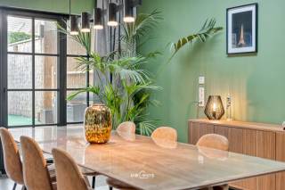 Bent u op zoek naar een ruime, instapklare woning op een uitstekende locatie? Dan is deze charmante woning in de Rupelmondestraat 5 te Bazel zeker een bezoek waard.<br /><br />De woning geniet van een uitstekende ligging nabij scholen, winkels, horeca en diverse ontspanningsmogelijkheden. Dankzij de centrale ligging heeft u alle dagelijkse voorzieningen binnen handbereik, terwijl u toch kunt genieten van de rust en het gezellige karakter van Bazel.<br /><br />Binnenin verwelkomt de woning u met een zeer ruime en lichtrijke leefruimte, waar de grote raampartijen zorgen voor een aangename sfeer en een overvloed aan natuurlijk licht. Aansluitend bevindt zich een mooi terras met gezellige koer, ideaal om te ontspannen of te genieten van gezellige momenten met familie en vrienden.<br /><br />Met maar liefst 4 volwaardige slaapkamers biedt deze woning alle ruimte voor een gezin, een thuisbureau of hobbyruimte.<br /><br />troeven:<br />Instapklaar<br />Elektriciteit conform<br />Asbestveilig<br />Zeer gunstig EPC-label C<br />Centrale verwarming<br /><br />Hebt u interesse? Contacteer ons info@uw-huis.be