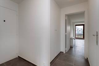 Dit appartement gelegen op de tweede verdieping, toegankelijk via de lift, werd enkele jaren terug gerenoveerd en geeft u dus een goed comfort...