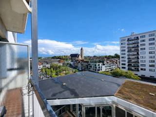 <p><span>Ruim appartement op de 4de verdieping in het centrum van Genk</span></p><p><span>Gelegen op de vierde verdieping van een centraal gelegen gebouw, bevindt zich dit ruime appartement met een uitstekende ligging in het hart van Genk. Winkels, supermarkten, horecazaken, scholen en andere dagelijkse voorzieningen bevinden zich allemaal op wandelafstand.</span></p><p><span>Bij het binnenkomen betreedt u een centrale inkomhal die toegang biedt tot de verschillende leefruimtes van het appartement.</span></p><p><span>Aan de linkerzijde bevindt zich de ruime leefruimte. Dankzij de grote raampartijen geniet de woonkamer van veel natuurlijke lichtinval, wat zorgt voor een aangename en open sfeer. De living biedt voldoende ruimte voor zowel een comfortabele zithoek als een eetgedeelte.</span></p><p><span>Aansluitend bevindt zich de keuken, die praktisch in verbinding staat met de leefruimte. Vanuit de leefruimte is er toegang tot het terras.</span></p><p><span>Het appartement beschikt over </span><span>drie slaapkamers</span><span>. Eén van de slaapkamers beschikt bovendien over een eigen balkonnetje.</span></p><p><span>Verder is er een badkamer aanwezig, uitgerust met een ligbad en de nodige sanitaire voorzieningen.</span></p><p><span>Door de ligging op de vierde verdieping geniet het appartement bovendien van een aangename lichtinval en een mooi open gevoel.</span></p><p><span>Troeven van dit appartement:</span></p><ul><li><span>Gelegen op de 4de verdieping</span></li><li><span>Zeer centrale ligging in het centrum van Genk</span></li><li><span>Winkels en voorzieningen op wandelafstand</span></li><li><span>Ruime en lichtrijke living</span></li><li><span>Keuken aansluitend op de leefruimte</span></li><li><span>Terras</span></li><li><span>3 slaapkamers</span></li><li><span>Eén slaapkamer met balkonnetje</span></li><li><span>Badkamer met ligbad</span></li><li><span>Geschikt als gezinswoning of investering</span></li></ul><p><span>Een ruim en centraal gelegen appartement met drie slaapkamers, ideaal voor wie comfortabel wil wonen in het centrum van Genk.</span></p><p><span>contact: 0484 03 68 92</span></p><p><span> </span></p>