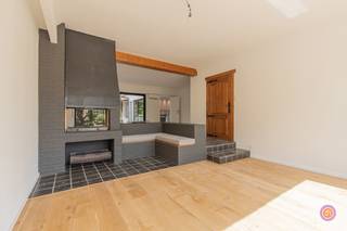 In het landelijke Sint-Amands vinden we deze ruime woning terug, gelegen op een uitstekende locatie: op wandelafstand van de Schelde en in de nabijheid van scholen, winkels en openbaar vervoer.<br /><br />We komen binnen via een inkomhal die toegang geeft tot een gezellige zithoek met open haard. Aansluitend treffen we de eetkamer met een mooi zicht op het terras en de aangelegde tuin. Vervolgens betreden we de lichtrijke, volledig geïnstalleerde keuken.<br />Verder bevindt zich op het gelijkvloers nog een gastentoilet en een praktische berging voor was en droog, diepvries en opbergkasten.<br /><br />Via de trap bereiken we de eerste verdieping waar zich vier slaapkamers en twee badkamers bevinden, ideaal voor een groot gezin. Als extra troef heb je een mooi terras dat je kan betreden via de slaapkamer. Ideaal om te genieten van de rust.<br /><br />Er is tevens een grote zolder die dienst kan doen als opbergruimte, maar met mogelijkheid tot het bijmaken van extra kamers.<br /><br />Verder is er een ruime garage aanwezig die voldoende plaats biedt voor fietsen en één auto.<br />In de tuin vind je tevens een pergola en overdekt terras. Ideaal om te genieten van een lekker aperitiefje, weer of geen weer.<br /><br />De woning werd in 2026 grondig gerenoveerd. Dak, ramen, verwarming werden volledig vernieuwd. <br /><br />Er is tevens mogelijkheid tot aankoop van een naastgelegen bouwgrond gesloten bebouwing.<br /><br />Heb je interesse in deze instapklare woning vlakbij de Schelde?<br />Neem gerust contact op via erik@julimmo.be of 0496 59 39 80.