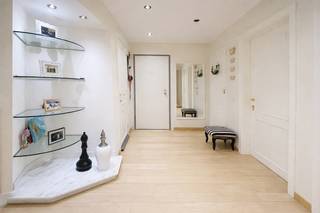 Dit zeer verzorgd appartement is centraal gelegen en heeft 2 slaapkamers.<br /><br />De living heeft veel lichtinval op een mooie houten vloer en er is overal dubbele beglazing.<br /><br />De open keuken op stenen vloer is volledig uitgerust en heeft: een ingebouwde ijskast en diepvries, een ceramische kookplaat, een dampkap, een vaatwasser, een dubbele spoelbak, een micro-oven en kasten boven en onder.<br /><br />De badkamer is volledig betegeld, een ligbad/douche en een lavabo.<br /><br />Het appartement heeft 2 slaapkamers ( 15m² + 11m²) en hebben beide zonnewering.<br /><br />Er is tevens een apart W.C. in het appartement.<br /><br />Het mooie terras (8m²) is aan de voorkant van het appartement gelegen en heeft een automatische zonnetent.<br /><br />Zeer gunstig EPC 176 kWh/m² jaar, LABEL B !<br /><br />De elektriciteit is conform.<br /><br />De maandelijkse kosten bedragen €250 ( verwarming, water, blokpolis, syndicus, minuterie, lift controle en onderhoud, ...) <br /><br />Voor meer info of een bezoek, neem contact op met Philip op 0476 99 90 29 of philip@reds.be.