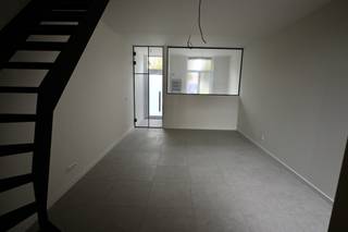 Volledig gerenoveerde woning met karakter ! <br /><br />Indeling : Inkomhal , berging / fietsenstalling , woonkamer , keuken , apart toilet .<br />Eerste verdieping : Ruime slaapkamer , badkamer met bad en douche ! <br />Tweede verdieping : 2 slaapkamers . <br />Terras / buitenruimte . <br />De bewoonbare oppervlakte is gebaseerd op de bruikbare vloeroppervlakte vermeld in het EPC.<br /><br />Deze woning is instapklaar, energiezuinig en combineert comfort en stijl met een uitstekende ligging.<br />Energiezuinig met EPC-score A<br />Elektriciteit conform.<br />4 zonnepanelen voorzien . 