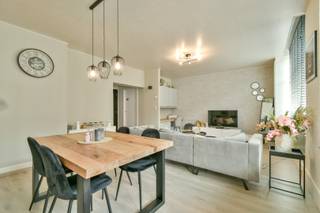 Ontdek deze aantrekkelijke investeringsopportuniteit in het hart van Emelgem (Izegem)!<br />Deze opbrengsteigendom omvat vijf verhuurde appartementen, elk voorzien van eigen nutsvoorzieningen, een lichte leefruimte, badkamer, twee slaapkamers en bergruimte.<br />De appartementen beschikken over goede EPC-scores, variërend van label B tot één label D.<br /><br />De eigendom bevindt zich op wandelafstand van winkels, scholen en openbaar vervoer, met bovendien een vlotte verbinding naar Roeselare en de E403.<br /><br />Daarbovenop vormt de ruime zolderverdieping een bijkomende troef: mits het verkrijgen van de nodige vergunningen bij de gemeente kan hier een zesde appartement worden ingericht — ideaal om het potentiële rendement verder te verhogen.<br /><br />Alle troeven op een rij:<br />- 5 verhuurde appartementen – onmiddellijk rendement<br />- Ruime zolder met mogelijkheid tot extra woonunit (mits vergunning)<br />- Actueel bruto rendement: 4,59%<br />- Buitenschil in goede staat<br />- Individuele nutsvoorzieningen per appartement<br />- Gunstige, centrale ligging<br /><br />Altijd al willen investeren in vastgoed?<br />Mis deze unieke kans niet en contacteer ons vandaag nog voor meer informatie of een bezoek ter plaatse!<br /><br />De vermelde prijs is een richtprijs. Elk bod, hoger of lager, wordt voorgelegd aan de eigenaar, die zich het recht voorbehoudt dit te aanvaarden of te weigeren.