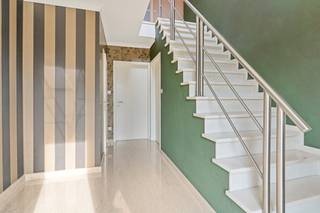 Deze stijlvolle open bebouwing uit 1999 heeft een bewoonbaar oppervlakte van 270m² en met een perceel van 664 m² geniet je hier van ruimte, comfort...