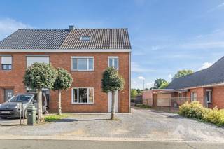 In een rustige buurt van Opglabbeek vindt u deze verrassend ruime gezinswoning (213m² bruikbare vloeroppervlakte) met 5 slaapkamers. Opglabbeek is een dynamische deelgemeente van  Oudsbergen en is ondermeer gekend om de uitgestrekte natuur, het verenigingsleven en de uitgebreide sportfaciliteiten. Zowel Bree, Genk als de oprit van de E314 zijn met de wagen binnen 15 minuten bereikbaar. <br />De woning is gebouwd in 1950, maar is volledig gerenoveerd en perfect onderhouden. Het dak is vernieuwd in 2017 (antraciet dakpannen), er zijn zonnepanelen geïnstalleerd in 2021 (4.950 wp), er is een nieuwe badkamer geplaatst in 2023. De vaste trap naar de zolder met verbouwing tot slaapkamer dateren uit 2018. De volledig geïnstalleerde keuken is geflankeerd door een kleine patio die zorgt voor extra lichtinval.<br />Gelijkvloers is er één slaapkamer, op de eerste verdieping zijn er 3 slaapkamers en op de tweede verdieping is de 5de slaapkamer. Samen met grote leefruimte maken de slaapkamers de woning uitermate geschikt voor grote (nieuw samengestelde) gezinnen.<br />Aan de achterkant van de woning is er een charmant overdekt terrasje en een vrijstaande garage. Bijkomende troef is de schitterende achterliggende tuin: netjes aangelegd, zuidwaarts georiënteerd en met voldoende privacy.<br /><br />INDELING:<br /><br />Gelijkvloers (±140m²):<br />- Inkomhal met trap<br />- Eetkamer<br />- Zithoek<br />- Keuken<br />- Patio<br />- Sas<br />- Badkamer<br />- Toilet<br />- Berging/technische ruimte<br />- Slaapkamer<br />- Overdekt terras<br /><br />Verdieping (±55m²):<br />- Nachthal<br />- Slaapkamer<br />- Slaapkamer<br />- Slaapkamer<br /><br />Verdieping 2 (±18m²):<br />- Slaapkamer<br /><br />Kelder (±8m²)<br /><br />Vrijstaande garage (±35m²)<br /><br />TROEVEN:<br />- Grote gezinswoning met 213m² bruikbare vloeroppervlakte<br />- Schitterend zuidelijk georiënteerd perceel met veel privacy (1.325m²!)<br />- Gunstig EPC<br />- Elektriciteit AREI conform<br />- School, winkels, recreatie, sportclubs, verenigingen... op fietsafstand<br />- Genk en E314 binnen 15 minuten bereikbaar<br />- Opglabbeek is een dynamische deelgemeente van Oudsbergen met vele troeven