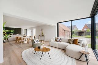 <p>Topgelegen kwaliteitsvolle nieuwbouwwoning, stijlvol afgewerkt! (+ 21% BTW)<br />Indeling: inkom met traphal, vestiaire en apart toilet, lichtrijke leefruimte (mooi parket), open volledig uitgeruste keuken met eiland, handige bergruimte. Op de eerste verdieping bevinden zich de overloop, 2 volwaardige slaapkamers en de badkamer (dubbele lavabo, inloopdouche en toilet). De grote masterbedroom bevindt zich op de tweede verdieping en beschikt over een dressingruimte en aparte bureauhoek.<br />De woning staat op een mooi perceel en heeft reeds een aangelegd terras en oprit voor meerdere wagens.<br />TROEVEN: centrale verwarming met warmtepomp, zonnepanelen aanwezig, regenwater aangesloten, mooie materialen, reeds geschilderd, verzorgd afgewerkt.<br />Meer info of een bezoek? Contacteer info@immobeguin.be</p>