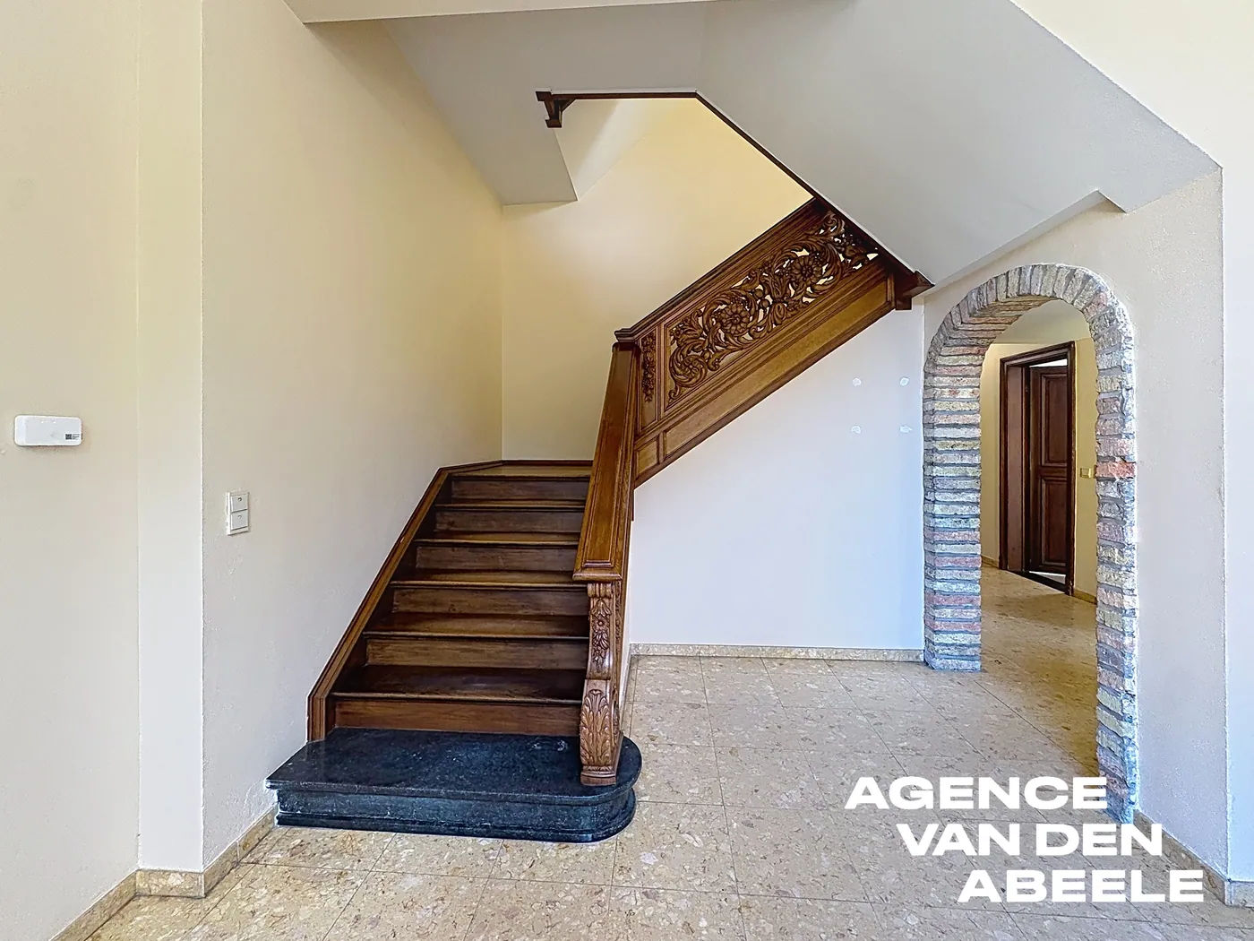 Ruim en verzorgd kantoorgebouw met royale tuin in het hart van Sint-Kruis - foto 4