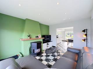 Mooi GERENOVEERDE VILLA op circa 1.000m² grond met 5 slpks, woningbijgebouw en ZUIDgerichte tuin te Zedelgem!<br /><br /><span><span><span><span><span><span><span><span><span><span><span><span><span><span>Een ruime gezinsvilla waar comfort en ruimte perfect samenkomen.</span></span></span></span></span></span></span></span></span></span></span></span></span></span><br /><span><span><span><span><span><span><span><span><span><span><span><span><span><span>Welkom in deze charmante villa te Zedelgem, een bijzonder veelzijdige eigendom die zich onderscheidt door haar combinatie van stijlvol wonen, royale ruimtes en woningbijgebouw.</span></span></span></span></span></span></span></span></span></span></span></span></span></span><br /><span><span><span><span><span><span><span><span><span><span><span><span><span><span>Deze gerenoveerde woning biedt alles wat een groot gezin. Met 5 slaapkamers is er ruimte voor het hele gezin én voor wie graag beschikt over een extra bureau, hobbyruimte of andere multifunctionele kamers.</span></span></span></span></span></span></span></span></span></span></span></span></span></span><br /><br /><span><span><span><span><span><span><span><span><span><span><span><span><span><span>Een droom voor wie nood heeft aan ruimte voor stock, materiaal, voertuigen...</span></span></span></span></span></span></span></span></span></span></span></span></span></span><br /><span><span><span><span><span><span><span><span><span><span><span><span><span><span>COMFORTABEL GEZINSLEVEN</span></span></span></span></span></span></span></span></span></span></span></span></span></span><br /><span><span><span><span><span><span><span><span><span><span><span><span><span><span>De gerenoveerde villa straalt ruimte en comfort uit en vormt een ideale thuisbasis voor een groot gezin.</span></span></span></span></span></span></span></span></span></span></span></span></span></span><br /><span><span><span><span><span><span><span><span><span><span><span><span><span><span>Met vijf slaapkamers is er voldoende plaats voor kinderen, gasten en thuiswerk. De woning kan bovendien flexibel worden ingericht volgens de behoeften van de nieuwe eigenaar.</span></span></span></span></span></span></span></span></span></span></span></span></span></span><br /><span><span><span><span><span><span><span><span><span><span><span><span><span><span>Buiten wacht een aangename zuidgerichte tuin, de perfecte plek om te ontspannen, kinderen te laten spelen of tijdens zonnige dagen gezellig samen te genieten.</span></span></span></span></span></span></span></span></span></span></span></span></span></span><br /><span><span><span><span><span><span><span><span><span><span><span><span><span><span>UITSTEKENDE BEREIKBAARHEID</span></span></span></span></span></span></span></span></span></span></span></span></span></span><br /><span><span><span><span><span><span><span><span><span><span><span><span><span><span>Ook qua ligging scoort deze eigendom bijzonder goed. De woning bevindt zich in een aangename omgeving in Zedelgem en geniet van een zeer vlotte verbinding met de autosnelweg.</span></span></span></span></span></span></span></span></span></span></span></span></span></span><br /><span><span><span><span><span><span><span><span><span><span><span><span><span><span>Een belangrijke troef voor wie dagelijks pendelt, klanten bezoekt of regelmatig onderweg is.</span></span></span></span></span></span></span></span></span></span></span></span></span></span><br /><span><span><span><span><span><span><span><span><span><span><span><span><span><span>EEN EIGENDOM MET MOGELIJKHEDEN</span></span></span></span></span></span></span></span></span></span></span></span></span></span><br /><span><span><span><span><span><span><span><span><span><span><span><span><span><span>Dit is een eigendom die meegroeit met uw leven en uw plannen:</span><br /><span><span>ruim wonen, stockeren, hobby’s uitoefenen en genieten van de tuin – allemaal op één adres.<br /><br /><strong>INDELING:<br /><u><em>Gelijkvloers:</em></u></strong><br />Ruime inkomhal - living met gezellige zithoek en eetplaats - volledig ingerichte open keuken (O.a. met inductiefornuis, dampkap, dubbele spoelbak, heteluchtoven, ingebouwde microgolfoven, ruime frigo én vaatwasmachine) - koele berging / wasplaats - kelder - afzonderlijk toilet - ruime garage - 2 ruime opritten - volledig omheinde tuin met ZUIDgericht terras en kippenren - volledig geïsoleerde verwarmde opslagruimte/woningbijgebouw (Circa 75m2/met drijfkracht en automatische sectionale poort).<br /><br /><u><em><strong>Eerste verdieping:</strong></em></u><br />Lichtrijke nachthal - ruime badkamer (O.a. met dubbel lavabomeubel, hangtoilet, ligbad én douche) - masterbedroom met aanpalende dressing (Afgewerkt met sfeervolle ledverlichting ) - slaapkamer 2 - slaapkamer 3 (Momenteel ingericht als bureel).<br /><br /><u><em><strong>Tweede verdieping:</strong></em></u><br />Nachthal - 2 ruime slaapkamers.<br /><br /><u><strong>Opmerkingen:</strong></u><br />- Elektriciteit volledig GOEDgekeurd!<br />- Regenwaterput (5.000l) aanwezig.<br />- NIEUW geïsoleerd dak op de woning en op de opslagruimte (EPDM).<br />- 20cm dakisolatie.<br />- Bijna overal ROLLUIKEN aanwezig (Op het gelijkvloers elektrisch).<br />- RECENTE ramen in de woning én bijgebouw (PVC)!<br />- 12 Zonnepanelen aanwezig.<br />- Alarminstallatie in de woning.<br />- Domotica aanwezig.<br />- Alle GORDIJNEN blijven hangen.<br />- Volledig geschilderd met vliesbehang.<br />- Zeer veel maatwerk (inbouwkasten).</span></span></span></span></span></span></span></span></span></span></span></span></span></span></span><br /><br /><span><span><span><span><span><span><span><span><span><span><span><span><span><span>Zeer interessante woning voor g</span></span></span></span></span></span></span></span></span></span></span></span></span></span><span><span><span><span><span><span><span><span><span><span><span><span><span><span>rote gezinnen, p</span><span>ersonen met een zelfstandig (bij)beroep, w</span><span>ie wonen en werken wil combineren</span></span></span></span></span></span></span></span></span></span></span></span></span></span><br /><span><span><span><span><span><span><span><span><span><span><span><span><span><span>Op zoek naar een woning met ruimte voor uw gezin én uw ambities? Dan verdient deze eigendom absoluut uw aandacht. Aarzel zeker niet om een bezoek te brengen aan deze opportuniteit: 050/70.01.02 - info@centro.be.</span></span></span></span></span></span></span></span></span></span></span></span></span></span>
