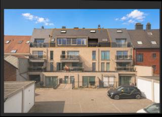 Ontdek dit uitzonderlijk lichtrijk en ruim duplex-appartement van 123 m², gelegen in het centrum van Herzele, op wandelafstand van het...
