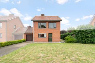 Halfopen gezinswoning met tuin en 4 slaapkamers in de Nachtegalenlaan. Deze woning is gelegen in een rustige wijk in de Nachtegalenlaan in Veurne...