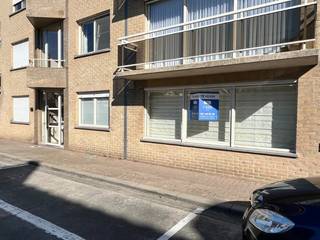 <span><strong>Vernieuwd 2-slaapkamer appartement, met staanplaats en kelderberging</strong><br />Zeer verzorgd, ruim tweeslaapkamer appartement gelegen op het gelijkvloers en uitstekend gelegen op wandelafstand van de markt van Ingelmunster, talloze scholen, supermarkten, fitnesscentra, e.a. Het appartement beschikt over een bewoonbare oppervlakte van 102 m²</span><br /><span>Inkomhal met gastentoilet en berging, lichtrijke woonkamer, keuken (koelkast, combi, kookplaat, dampkap en vaatwasmachine), nachthal, twee ruime slaapkamers en badkamer met inloopdouche, toilet en lavabo. <br />1 slaapkamer voorzien van ingemaakte kasten.<br /><strong>Staanplaats en kelderberging inbegrepen in de huurprijs.</strong><br />Zonnescreens en ruim terras achteraan het appartement aanwezig. </span><br /><span><strong>Prijs : 850 € /maand</strong></span>