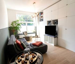Deze charmante woning, gelegen op een perceel van 340 m², onderging in 2023 een grondige renovatie en beschikt over een uitstekende EPC-score A én een conforme elektrische installatie.<br />Bij het binnenkomen wordt u verwelkomd in een royale inkomhal. Verder vindt u een ruime kelder, een volledig ingerichte keuken, een praktische berging/wasplaats, een gastentoilet en een lichtrijke, ruime leefruimte waar het aangenaam vertoeven is.<br />Op de eerste verdieping bevindt zich een ruime slaapkamer met een aparte ruimte die perfect kan dienen als dressing. Daarnaast is er een stijlvolle badkamer uitgerust met douche, toilet en wastafelmeubel.<br />De tweede verdieping biedt plaats aan nog eens twee volwaardige slaapkamers.<br />Buiten geniet u van een zonnige en onderhoudsvriendelijke tuin met twee gezellige terrassen, perfect voor lange zomeravonden met familie en vrienden. Achteraan de tuin bevindt zich bovendien een afgesloten gedeelte met een ruim tuinhuis.<br />Als extra troef beschikt deze woning over een aparte garage, wat het comfort compleet maakt.<br /><br />Troeven op een rij:<br />✔ Grondig gerenoveerd in 2023<br />✔ EPC A – uiterst energiezuinig<br />✔ Conforme elektriciteit<br />✔ 3 slaapkamers + dressingruimte<br />✔ Zonnige tuin met 2 terrassen<br />✔ Ruim tuinhuis<br />✔ Aparte garage<br />✔ Centrale verwarming op aardgas<br /><br />RICHTPRIJS!