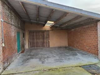 Opbergplaats (135m²) op de verbindingsweg Pittem - Meulebeke met alle nodige voorzieningen.Overdekte staanplaats: 7,45m breed - 6,5m diepAfsluitbare...