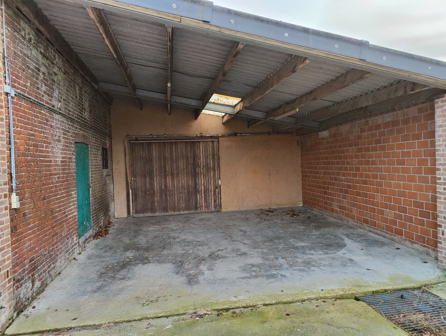 Opbergplaats + overdekte staanplaats met alle nodige voorzieningen - foto 2