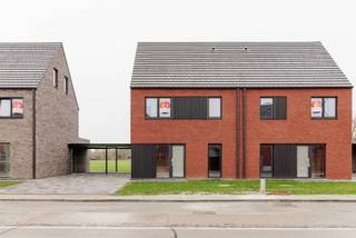 In het centrum van Heultje realiseert Danneels een nieuwbouwproject met energiezuinige gezinswoningen in hedendaagse stijl. De woningen zijn rustig en familievriendelijk gelegen en hebben een prachtig zicht op de velden.    <br /><br />Op het lot 4, een mooi perceel van 500 m² met een ideale west oriëntatie, bouwen we een ruime halfopen bebouwing met o.m. een open ingedeelde woonkamer, ingerichte eilandkeuken en badkamer, ruime slaapkamers, een apart bureau, ruime polyvalente zolder, zongerichte tuin met gezellig terras, oprit en alu carport.<br /><br />Deze bijna-energieneutrale (BEN) woning met E-peil 9 is uitgerust met een geothermische warmtepomp, zonnepanelen en een ventilatiesysteem met warmterecuperatie.<br /><br /><span>Danneels werkt deze woning sleutel-op-de-deur voor je af en jij kiest zelf jouw keuken- en badkamerinrichting en de vloer- en wandtegels bij onze partners. </span><br /><br /><span>De totaalprijs en de oplevertermijn liggen vooraf vast en jouw klantenbegeleider staat voor je klaar.</span>