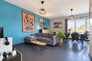 <p><span>Jolie maison familiale prête à emménager, avec jardin et 3 chambres spacieuses</span></p><p><span> </span></p><p><span>La maison est située dans un quartier résidentiel calme, dans une rue à sens unique. Au calme tout en étant centrale, elle bénéficie de nombreuses commodités telles que les transports en commun, les commerces, les écoles et les crèches, toutes accessibles à pied. </span></p><p><span> </span></p><p><span>On entre dans la maison par un hall d'entrée lumineux donnant accès au garage, à la cave, à des toilettes pour invités et à la pièce à vivre. Le garage est idéal pour ranger les vélos et y installer la machine à laver et le sèche-linge. Depuis le spacieux espace de vie, on accède à une cuisine fonctionnelle dotée d’un débarras supplémentaire et donnant sur le jardin et la terrasse. Ce jardin urbain orienté à l’ouest vous permettra de vous détendre pleinement. </span></p><p><span>Au premier étage, on trouve deux grandes chambres, dont l’une est actuellement utilisée comme salle de sport. On y trouve également une salle de bains spacieuse avec baignoire/douche, WC et double lavabo. En continuant vers le deuxième étage, vous passez d’abord devant un meuble de bureau pratique avant d’accéder à la suite parentale, une magnifique chambre avec placards intégrés et une salle de bains ouverte dotée d’une douche à l’italienne. </span></p><p><span> </span></p><p><span>'s supplémentaires :</span></p><p><span>- Label EPC C - aucune obligation de rénovation</span></p><p><span>- Cave spacieuse avec installation de chauffage central</span></p><p><span>- Double vitrage en PVC</span></p><p><span>- Installation électrique conforme à l'AREI </span></p><p><span>- Adoucisseur d'eau</span></p><p><span>- Aucune mesure figurant dans la plateforme flamande de mise en conformité</span></p><p><span>- Prête à emménager</span></p><p><span> </span></p><p><span>Vous recherchez une maison familiale prête à emménager et économe en énergie, bien située ? Nous serons ravis de vous accompagner lors d'une visite.</span></p><p><span>Vous pouvez également faire appel à nous pour une estimation de la valeur de votre propre logement.</span></p><p><span> </span></p><p><span>Contactez immo Matrix-Kolum pour plus d'informations et pour planifier votre visite.</span></p><p><span> </span></p>