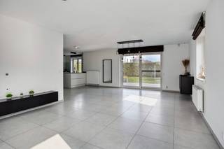 Deze instapklare villa is gelegen in een doodlopende straat, wat zorgt voor een veilige en kindvriendelijke omgeving. De ligging is bijzonder gunstig met een school op slechts tweehonderd meter afstand en alle lokale voorzieningen zoals een bakker en slagerij op vierhonderd meter.<br /><br />Bij binnenkomst betreed je de hal, waar zich een toilet bevindt en de trap naar de bovenverdieping. Vanuit de hal loop je door naar de leefruimte met een volledig uitgeruste moderne open keuken. De keuken biedt toegang tot de berging en de inpandige garage, terwijl de leefruimte directe verbinding heeft met het terras en de tuin.<br /><br />Op de bovenverdieping bevinden zich drie gunstige slaapkamers, een bureau en een moderne badkamer.<br /><br />De slaapkamers zijn voorzien van airconditioning, wat zorgt voor optimaal comfort tijdens warme dagen.<br /><br />Verder beschikt de woning over zonnepanelen met een terugdraaiende teller, een ventilatiesysteem D en een gunstig EPC-label A, wat garant staat voor energiezuinig wonen.<br /><br />Naast de inpandige garage biedt de oprit ruimte voor het parkeren van twee auto’s.<br /><br />De tuin is volledig omheind en voorzien van een tuinhuis alsook een automatisch sproeisysteem.<br /><br />Deze woning combineert een moderne, comfortabele leefomgeving met een uitstekende ligging en energiezuinige voorzieningen, waardoor ze de ideale keuze is voor gezinnen en professionals.<br /><br />Contacteer ons nu voor een bezoek ter plaatse en laat u aangenaam verrassen!