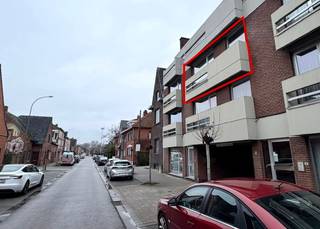 Bent u op zoek naar een comfortabele thuis op een strategische locatie? Dit verzorgde pand aan de Oude Kuringerbaan biedt de perfecte balans tussen rust en de nabijheid van de stad. Dankzij de centrale ligging in Hasselt geniet u van een uitstekende bereikbaarheid. Het station, diverse scholen en lokale winkels bevinden zich op wandelafstand, wat het dagelijkse leven zeer praktisch maakt.Indeling: Verdieping +2:- Inkomhal- Badkamer- Slaapkamer- Woonkamer- Keuken- BalkonAlgemeen: - EPC-label: D- 46 m²- lift aanwezig- Algemene onkosten: 50,00 euro / maandDit aanbod is een mooie opportuniteit voor wie op zoek is naar kwalitatief vastgoed in de hoofdstad van Limburg. De residentiële buurt zorgt voor een aangename woonomgeving, terwijl u toch direct verbonden bent met de dynamiek van Hasselt.Bent u benieuwd naar deze opportuniteit in onze verhuur-portefeuille? Een bezoek aan dit pand zal u onmiddellijk overtuigen van de troeven die wonen in Hasselt met zich meebrengt.De snelste manier om een bezoek te brengen aan dit appartement? Vraag je bezoek aan via de rode knop op onze website (www.dewaele.com).Telefonisch kunnen er geen afspraken gemaakt worden. Bij andere vragen kun je ons telefonisch contacteren via 011 30 50 50.