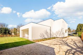 In een van de meest gegeerde lanen van Hasselt, de Carnegielaan, vind je deze stijlvolle en volledig gerenoveerde villa. Een woning die luxe, comfort...
