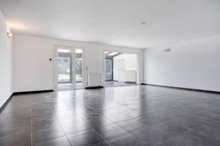 Ontdek deze uitzonderlijk ruime en veelzijdige woning, gelegen in de Tuitenbergstraat 72 te Eizeringen. De woning werd gebouwd in 2010, beschikt over een gunstig EPC-label B en valt meteen op door haar royale volumes en bijzonder ruime slaapkamers.<br /><br />De woning biedt maar liefst 4 zeer ruime slaapkamers, 3 badkamers, 2 keukens en 2 afzonderlijke leefruimtes. Dankzij deze uitzonderlijke indeling zijn er tal van mogelijkheden en is de woning uitermate geschikt voor een groot of nieuw samengesteld gezin, kangoeroewonen. <br /><br />Ook op het vlak van bergruimte en praktische voorzieningen heeft deze woning heel wat te bieden. Er is een kelder, een ruime garage en een afzonderlijke motorgarage. Daarnaast beschikt het pand over een bijgebouw met sanitaire voorzieningen en veel extra opbergruimte, ideaal voor hobby, werk, opslag of een andere invulling.<br /><br />Buiten geniet u van een tuin van ca. 200 m², die voldoende ruimte biedt om gezellig te ontspannen of met het gezin van het buitenleven te genieten.<br /><br />Een bijzondere eigendom voor wie op zoek is naar veel woonruimte, grote kamers en maximale flexibiliteit. De combinatie van vier slaapkamers, drie badkamers, twee leefruimtes, twee keukens, ruime bergmogelijkheden en verschillende bijgebouwen maakt van deze woning een aanbod dat u maar zelden tegenkomt.<br /><br />De uitzonderlijke ruimte en mogelijkheden van deze woning laten zich het best ontdekken tijdens een bezoek.<br /><br />Meer informatie of een bezoek inplannen? Contacteer ons via laura@immoaccenta.be of via 053 41 57 92. We helpen u graag verder.