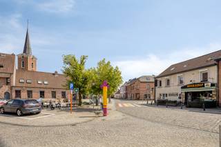 <p>Te koop: instapklaar handelspand met woonst in het centrum van Hever.</p>
<p> </p>
<p>Dit halfopen handelspand, gelegen aan het Heverplein in Boortmeerbeek, combineert een commerciële ruimte met een comfortabele woonst. Dankzij de centrale ligging in Hever geniet u van een uitstekende zichtbaarheid en bereikbaarheid, op wandelafstand van scholen en openbaar vervoer. Het pand is volledig instapklaar, waardoor u meteen uw zaak kan starten én wonen onder hetzelfde dak. De handelsruimte en de woning beschikken tevens over aparte busnummers.</p>
<p> </p>
<p>Belangrijkste ruimtes:</p>
<p>• Handelsruimte met directe toegang vanaf de straat, ideaal voor uw eigen zaak.</p>
<p>• Woonkamer met gezellige indeling.</p>
<p>• Keuken met praktische voorzieningen.</p>
<p>• Badkamer 1 met douche, ligbad, toilet en wastafel in meubel.</p>
<p><span>• </span>Badkamer 2 met enkele lavabo, douche en toilet</p>
<p>• Vier slaapkamers</p>
<p>• Dubbele garage</p>
<p> </p>
<p>Troeven:</p>
<p>• Gelegen in het centrum van Hever.</p>
<p>• Combinatie van handelszaak en woonst.</p>
<p>• Volledig instapklaar.</p>
<p> </p>
<p>Neem vandaag nog contact op met uw ERA-makelaar voor een bezoek.</p>
<p> </p>
<p>JOUW DROOMHANDELPAND. ZO GEVONDEN!</p>