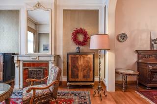 Te renoveren karaktervolle burgerwoning opgetrokken in neo-Vlaamserenaissance-stijl gelegen in hartje Sint-Gillis-Waas. De dubbele woning dateert van 1882 en beschikt over een prachtige gevel en enorm veel authentieke elementen. Het perceel is 570m² groot en de totale bewoonbare oppervlakte bedraagt 460m². De hoofdwoning (nr. 26) omvat op het gelijkvloers een imposante inkomhal met marmeren vloer, ruime en lichtrijke leefruimtes, een eetkamer, een uitgeruste keuken en een gezellige veranda met zicht op de tuin. De eerste verdieping telt in totaal vier slaapkamers en een badkamer. De volledige tweede verdieping dient momenteel als zolder en kan verder ingericht worden. Een ruimte met enorm veel potentieel. De aanpalende woning (nr. 24) die momenteel verhuurd is, telt een voorplaats, een leefruimte en aansluitend een keuken en een toilet. De eerste verdieping bestaat uit een nachthal, een slaapkamer en een badkamer. De zolderverdieping is via een vaste trap te bereiken en kan als tweede slaapkamer ingericht worden. Door de unieke ligging en de grote volumes is het uitermate geschikt voor investeerders en vrije beroepers die privé/werk willen combineren. Voor meer informatie of een bezoek ter plaatse kan u ons steeds contacteren. Stedenbouwkundige vergunning verkregen Recente bestemming: Woongebied Geen rechterlijke maatregel opgelegd Geen voorkooprecht Geen verkavelingsvergunning Renovatieplicht van toepassing EPC: 497 kWh/m²jaar - UC3186071 EPC: 564 kWh/m²jaar - UC3186183 P-score: A en G-score: A
