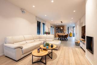 <br />Gunstig gelegen ruime woning met loods nabij het centrum van Zomergem.<br /><br />De woning is gelegen langsheen de Nekke en biedt snelle verbindingen naar alle hoofdwegen en de E40.<br /><br />Het huis onderging een totale renvatie is instapklaar. Tijdens de renovatie is er veel aandacht geschonken aan isolatienormen en energiezuinigheid!<br /><br />Er is gelet om veel licht en ruimte te creëren wat een open sfeer heeft gebracht.<br /><br /><strong>Indeling:</strong><br /><br />Via een grote inkomruimte met ingemaakte kasten is er een aansluitende bureau, een gigantische woonkamer met zithoek en eetplaats, een aparte volledig geïnstalleerde keuken met aanpalende koele berging, bergplaats met technische ruimte en wasplaats, gastentoilet.<br /><br />Op de verdieping zijn er 4 volwaardige slaapkamers, een luxueuze badkamer met inloopdouche.<br /><br />Op de zolderverdieping is er nog een slaapkamer met inbouwkasten.<br /><br /><strong>Indeling loods:</strong><br /><br />Via een aparte toeganspoort kan men naar de loods die een mooie open werkplaats en fietsenberging heeft. Op de verdieping is er een polyvalente ruimte en stockageplaats.<br /><br />Achteraan de woning is er een zonneterras en tuin, met een extra tuinberging.<br /><br />Deze woning is ideaal voor een zelfstandige ondernemer die wonen en werken wil combineren in een instapklare en grote woning.<br /><br /><strong>Extra troeven</strong><br />✅ Instapklaar<br />✅ Grote woonoppervlaktes<br />✅ Makkelijk bereibkaar en toch niet ver van het centrum<br />✅ Ideaal voor zelfstandig gebruik<br /><br /><br /><strong>Bent u op zoek naar een ruim met loods om uw zelfsandige acitivteit verder te laten groeien? Neem gerust contact met ons op voor meer informatie of om een bezoek in te plannen.</strong><br /> 