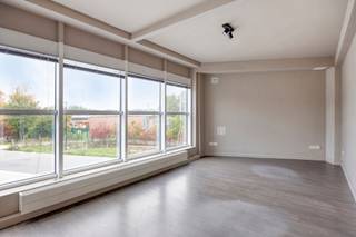 <p><span>Bent u op zoek naar een representatieve bedrijfsruimte op een uitstekende locatie? In dit recent vernieuwde bedrijfsgebouw aan de brug in Ravels worden de bedrijfsruimtes </span>apart verhuurd<span>. Ideaal voor zelfstandigen, vrije beroepen en KMO's.</span></p>
<p><span>Er zijn oorspronkelijk vijf afzonderlijke bedrijfsruimtes. </span>Eén ruimte is inmiddels verhuurd<span>, waardoor </span>nog vier bedrijfsruimtes beschikbaar zijn. Heeft u behoefte aan meer ruimte? Dan is het ook mogelijk om meerdere ruimtes te combineren, afhankelijk van de beschikbaarheid.<br /><br /><strong>Ligging<br /></strong>Gelegen op een strategische en goed bereikbare locatie in de industriezone van Ravels, nabij het kanaal en langs een belangrijke verbindingsweg. Dankzij de nabijheid van de E34 (Antwerpen - Eindhoven) en de A58 (Breda - Tilburg) geniet de locatie van een uitstekende bereikbaarheid. Het centrum van Turnhout bevindt zich op slechts ca. 10 minuten rijden en Tilburg op ca. 20 minuten.<br /><br /><strong>Kenmerken bedrijfsruimtes - Kanaaldijk 4 bus 1 (eerste verdieping)<br /></strong>- Vier afzonderlijke bedrijfsruimtes beschikbaar<br />- Mogelijkheid om één of meerdere bedrijfsruimtes te huren<br />- Per direct beschikbaar, oplevering en invulling bespreekbaar<br />- Gemeenschappelijk gebruik van een keuken en apart dames- en herentoilet<br />- Parkeergelegenheid voorzien voor het gebouw<br />- Recent vernieuwde ruimtes met een representatieve en instapklare bedrijfsomgeving<br /><span></span></p>
<p><span>Voor meer informatie over de beschikbare bedrijfsruimtes, de huurprijzen of het plannen van een bezichtiging kunt u contact met ons opnemen +32 (0) 14 65 03 79 of mail naar info@verlouwvastgoed.be.</span></p>