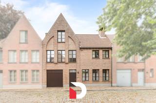 Ontdek deze burgerwoning met grote stadstuin en inpandige garage gelegen in een rustig achterliggend straatje aan de charmante Potterierei/Langerei in centrum Brugge. Een idyllische centrumlocatie waar u in alle rust woont, weg van het drukke toeristische deel en tevens vlot bereikbaar. <br /><br />Deze statige burgerwoning beschikt over een brede gevel en bijgevolg ook ruime stadstuin. De aanwezigheid van een inpandige garage met automatische poort is toch een unieke troef op deze centrale locatie. <br /><br />De woning heeft een praktische indeling: inkomhal met gastentoilet, riante L-vormige leefruimte die op vandaag opgedeeld is in zithoek, eetplaats en bureel. Hiernaast vinden we de keuken met ontbijthoek terug, annex wasberging en koele berging. Vanuit de leefruimte en keuken heb je zicht op de gezellige groene stadstuin die perfect georiënteerd is. <br /><br />Op verdieping 1 vinden we de masterbedroom met annex dressing en hoofdbadkamer terug, alsook een 2e en 3e volwaardige slaapkamer met op de gang nog een afzonderlijke 2e badkamer.<br />Op verdieping 2 (ook bereikbaar via vaste trap) vinden we een volwaardig verdiep terug die op vandaag atelier/hobbyruimte is, maar perfect kan dienen om extra slaapkamers en badkamer in te creëren. <br /><br />Voorts is er nog een handige droge kelder en inpandige garagebox aanwezig. <br /><br />Contacteer ons snel voor een bezoek aan dit veelbelovend eigendom met prachtige stadstuin via info@delbecque.immo of op het nummer 050 45 03 45.