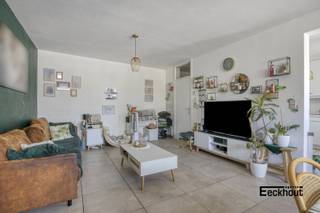 Dit appartement is gelegen nabij het AZ Oostende-Damiaan en het Maria-Hendrikapark, op fietsafstand van het centrum van Oostende! Gunstig gelegen en toch dicht bij groen en ontspanning.<br />Indeling: inkomhal, gezellige en lichtrijke woonkamer, keuken, 2 slaapkamers, badkamer met ligbad en aansluiting voor wasmachine, apart toilet, berging en aangenaam terras. Er is een gemeenschappelijke fietsenberging voorzien in het gebouw. Het appartement is voorzien van centrale verwarming op aardgas, is energiezuinig en asbestvrij.<br />Het appartement is verhuurd aan een vaste huurder dus ook ideaal als investering!