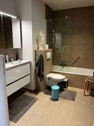 Dit 175m² grote appartement, is bij het binnenkomen voorzien van een ruime inkomhal,waarlangs u toegang krijgt tot de lichtrijke aangename living,...