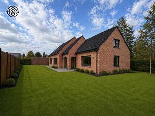 Langs de Steenweg in Gavere wordt deze prachtige landelijke villa gebouwd: een stijlvolle nieuwbouwwoning die ruimte, comfort en een tijdloze uitstraling perfect combineert.De woning is bijzonder praktisch ingedeeld met 3 volwaardige slaapkamers, waaronder een slaapkamer op het gelijkvloers met privébadkamer en aanpalende dressing: ideaal voor wie graag gelijkvloers woont of extra comfort zoekt. Op de eerste verdieping bevinden zich nog 2 slaapkamers met een gedeelde badkamer.Verder geniet je van een open keuken die naadloos aansluit op de leefruimte, een inpandige garage en een ruime zolder met tal van mogelijkheden (extra berging, hobbyruimte of toekomstige uitbreiding).Een unieke kans om binnenkort te wonen in een karaktervolle landelijke villa op een vlot bereikbare locatie in Gavere.