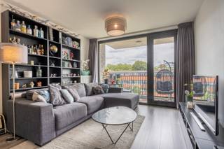 <p>Interesse in dit pand? Neem voor bijkomende informatie of het maken van een afspraak rechtstreeks contact op met Dimitry De Waele via <strong>+32 493 37 27 43</strong> of <strong>dimitry.dewaele@copandi.be</strong>.</p><p> </p><p>Dit energiezuinige tweeslaapkamerappartement is uitstekend gelegen op de grens van Zurenborg, met de gezellige Dageraadplaats op een steenworp afstand. Winkels, horeca, openbaar vervoer en snelweg bevinden zich allemaal in de onmiddellijke omgeving. Het appartement beschikt over een gunstig EPC-label A, een overdekt terras, een gemeenschappelijke tuin, een private berging en de mogelijkheid tot aankoop van een autostaanplaats met laadpaal.</p><p> </p><p>Bij binnenkomst is er een praktische vestiairekast voorzien, ideaal voor het opbergen van jassen en schoenen. De leefruimte geniet dankzij de grote raampartijen van veel natuurlijk licht en voelt verrassend ruim aan.</p><p>Vanuit de leefruimte heeft u rechtstreeks toegang tot het overdekte terras, waar u in alle rust van de buitenlucht kunt genieten. Aansluitend bevindt zich de open keuken, volledig uitgerust met de nodige toestellen en voldoende opbergruimte. De open indeling zorgt voor een aangename verbinding tussen koken, eten en ontspannen.</p><p> </p><p>Het appartement beschikt over twee slaapkamers. De hoge ramen zorgen ook hier voor een mooie lichtinval en trekken het lichtrijke karakter van het appartement verder door.</p><p>Naast de slaapkamers bevindt zich de badkamer, uitgerust met een ligbad met douchemogelijkheid, een wastafel en praktische opbergkasten. Daarnaast is er een afzonderlijk toilet met handenwasser.</p><p> </p><p>Tot slot beschikt het appartement over een handige berging met aansluitingen voor een wasmachine en droogkast. Hier bevinden zich eveneens de condensatieketel en het ventilatiesysteem.</p><p> </p><p>Kortom een instapklaar appartement op een strategische locatie met tal van troeven.</p>