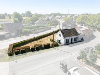 <p>Veelzijdige bouwgrond in residentiële buurt van Hamme te koop, centraal gelegen en met potentieel voor nieuwbouwwoningen of totaalrenovatie.</p>
<p>Deze woning/bouwgrond in de Sint-Annastraat in Hamme biedt een interessante opportuniteit voor wie op zoek is naar een project met verschillende mogelijkheden. Dankzij de centrale maar rustige ligging geniet u van een vlotte bereikbaarheid naar winkels, scholen en belangrijke invalswegen, terwijl u toch woont in een aangename residentiële omgeving. De eigendom biedt de mogelijkheid tot het bouwen van twee nieuwbouwwoningen, wat dit pand bijzonder interessant maakt voor investeerders of projectontwikkelaars. Daarnaast kan de bestaande woning ook volledig gerenoveerd worden tot een ruime gezinswoning op maat. Een veelzijdig project met tal van toekomstmogelijkheden in een gegeerde buurt van Hamme.</p>
<p>Belangrijkste ruimtes:</p>
<p>• Bestaande woning met renovatiemogelijkheden</p>
<p>• Perceel met potentieel voor ontwikkeling van 2 nieuwbouwwoningen</p>
<p>• Buitenruimte met diverse invullingsmogelijkheden</p>
<p>Troeven:</p>
<p>• Centraal gelegen in Hamme, maar toch rustig residentieel</p>
<p>• Geschikt als renovatieproject of projectgrond</p>
<p>Neem vandaag nog contact op met je ERA-makelaar voor meer informatie of een bezoek. JOUW DROOMHUIS. ZO GEVONDEN!</p>