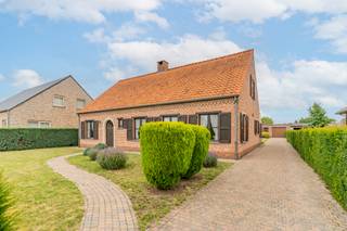<p>In deze kindvriendelijke doodlopende straat te Engakkers 27 in Tielen, bevindt zich deze charmante woning met tal van mogelijkheden.</p>
<p>Deze charmante woning werd opgetrokken in 1997 en beschikt over een royale bewoonbare oppervlakte van 225 m². <br />Ze bevindt zich in uitstekende, instapklare staat en werd steeds met zorg onderhouden. Een ruim polyvalent bijgebouw vervolledigt het geheel.</p>
<p>De woning biedt een stevige basis met veel mogelijkheden. <br />De leefruimte, bestaande uit een woonkamer en eetkamer, is aangenaam en lichtrijk en vormt het hart van de woning. <br />Voor diegene die het iets lichter willen, de houten balken zijn een decoratief element 😊 <br />Aansluitend bevindt zich de keuken met een mooi zicht op het omliggende groen.</p>
<p>Het gelijkvloers kent een zeer praktische indeling, met een badkamer, slaapkamer, wasplaats, bureauruimte en verandapartij.<br />De eerste verdieping beschikt opnieuw over extra slaapkamers. Deze biedt tal van mogelijkheden tot herinrichting en optimalisatie, volledig afgestemd op jouw woonwensen.</p>
<p>Het perceel omvat een mooie 1.000m² — een absolute troef voor wie op zoek is naar ruimte en vrijheid.</p>
<p>Dankzij de aangename oriëntatie geniet je hier van een aangename lichtinval en mooie zonmomenten. <br />De ligging is centraal, maar garandeert rust en privacy, zonder in te boeten op bereikbaarheid. <br />Winkels, scholen en openbaar vervoer bevinden zich op wandelafstand, en omliggende gemeenten + station zijn vlot bereikbaar.</p>
<p>Kortom, deze instapklare woning is een unieke opportuniteit voor wie droomt van kindvriendelijk wonen met karakter. <br />Met de juiste visie en aanpak kan deze eigendom uitgroeien tot een uitzonderlijke thuis in een groene, rustige omgeving.<br /><br /></p>