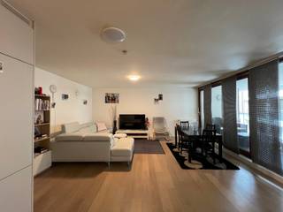 Ruim en modern appartement in Residentie Benson, een strak en prachtig gebouw met een luxueuze uitstraling. De ruime en centrale inkomhal is afgewerkt in marmer en brengt jou via een sas naar de lift en de strakke binnentuin. Het appartement is gelegen op de eerste verdieping en heeft naast de leefruimte in parket een keuken, badkamers en twee slaapkamers.<br />Dit knappe gebouw is gelegen in het historische hart van Brugge en op wandelafstand van de Grote Markt, de Brugse reien en het Jan Van Eyckplein. Alles is te voet of met de fiets bereikbaar zoals de winkels, restaurants, scholen, openbaar vervoer, enz... <br /><br /><span>1ste Verdieping:</span><br />Inkomhal met ingemaakte kast - living (43m2) met parket - open ingerichte keuken met spoelbak, keramische kookplaat, dampkap, warme luchtoven, frigo, vaatwas en kasten - nachthal met toilet - berging/wasplaats (4m2) - 2 slaapkamers (13,5m2, 12,6m2) - badkamer met ligbad/douche en meubel met lavabo en spiegel - terras (13m2)<br /><br />Autostaanplaats (nr. 5)<br /><br /><span>Algemeen:</span><br />- provisie gemeenschappelijke kosten: €75/m<br />- vrij op 01/01/2027 (eventueel vroeger)<br />- CV op gas<br />- videofoon<br />- centrum Brugge<br />- wandelafstand winkels, restaurants, enz..<br />- lift aanwezig